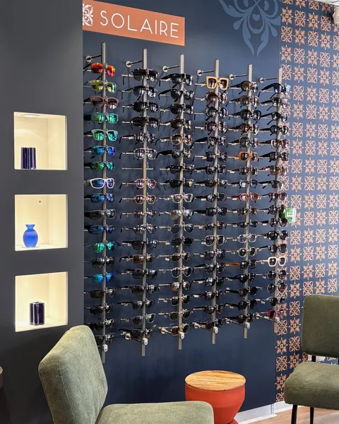Le coin solaire de la boutique : présentoir de lunettes de soleil et fauteuil